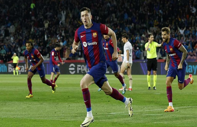 Lewandowski hat-trick beats Barca
