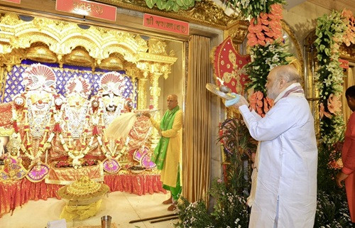 Home Minister performs Mangalarati at Jagannath Temple