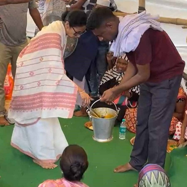 Mamata Banerjee serves food at the relief camp in Goghat