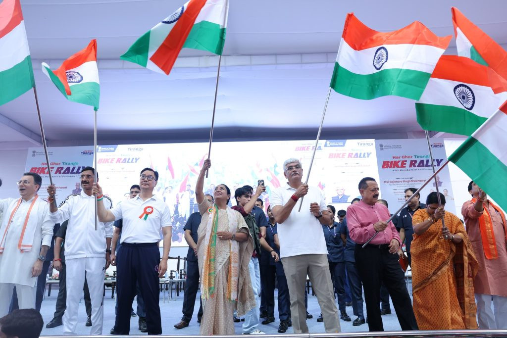 Delhi CM flag off Har Ghar Tiranga