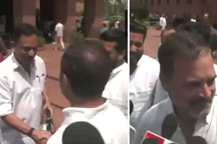 Rahul Gandhi displays rare handshake