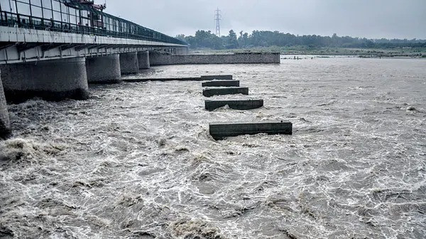 Flood alert for Delhi as Yamuna nears warning level
