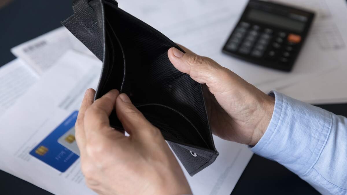 These things in your purse cause extreme poverty, know now