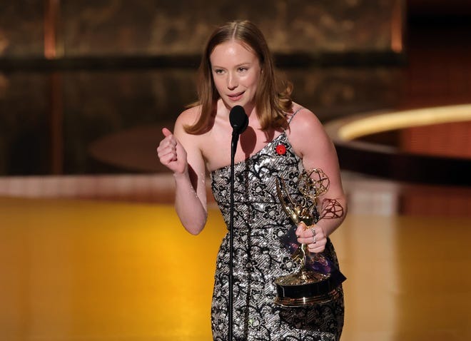 'Hacks' star Hannah Einbinder shouts 'free Palestine' during first Emmy speech