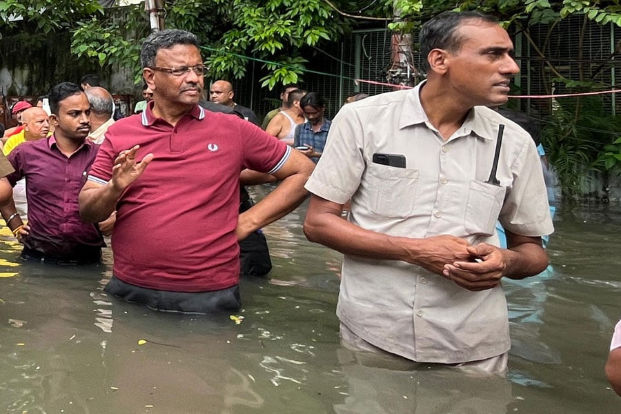 Firhad Hakim on the road to remove water