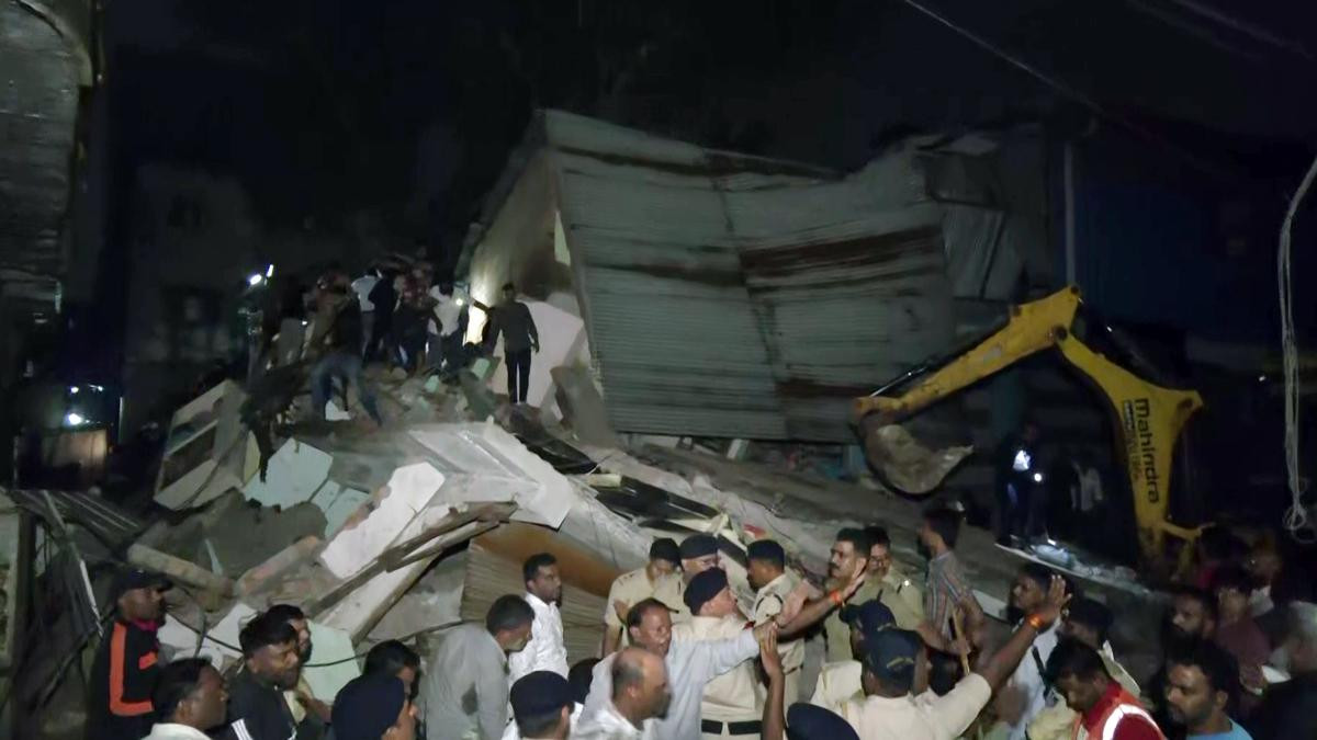 Building collapses in Indore