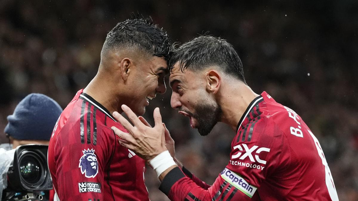 Bruno Fernandes and Casemiro, Premier League 2025-26