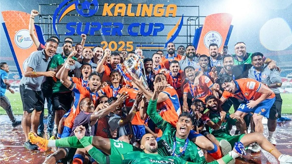 FC Goa players celebrate with the trophy after winning the Kalinga Super Cup 2025