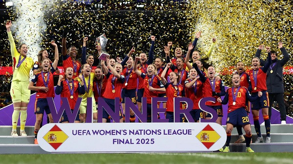 Spain Women's celebrating with the UEFA Women's Nations Legaue trophy